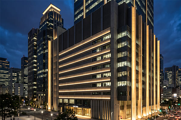 A skyscraper facade using wall washers for horizontal lines and flood lights for vertical columns